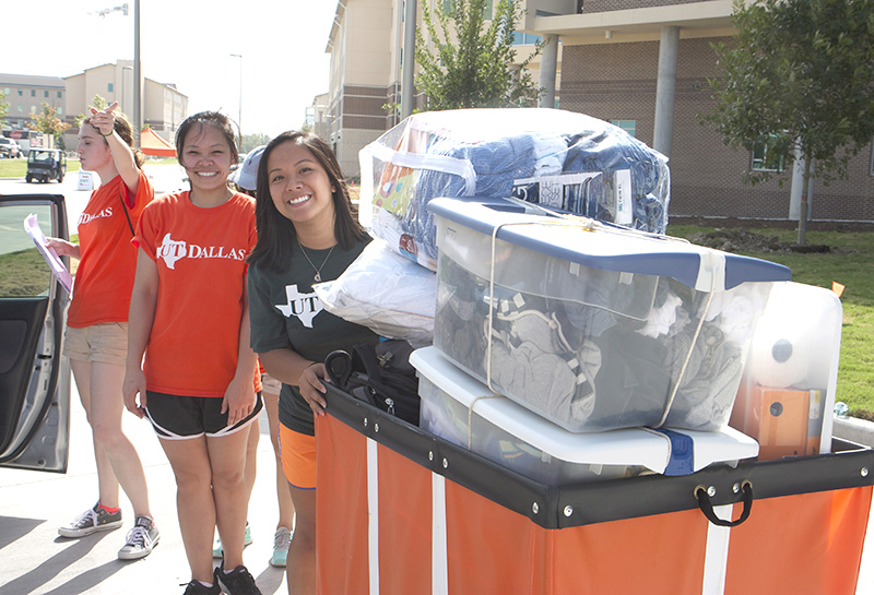 Volunteers Give Freshmen a Warm Campus on Movein Day News